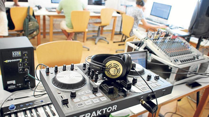 Sala de producción digital en la escuela de música de Can Blau.