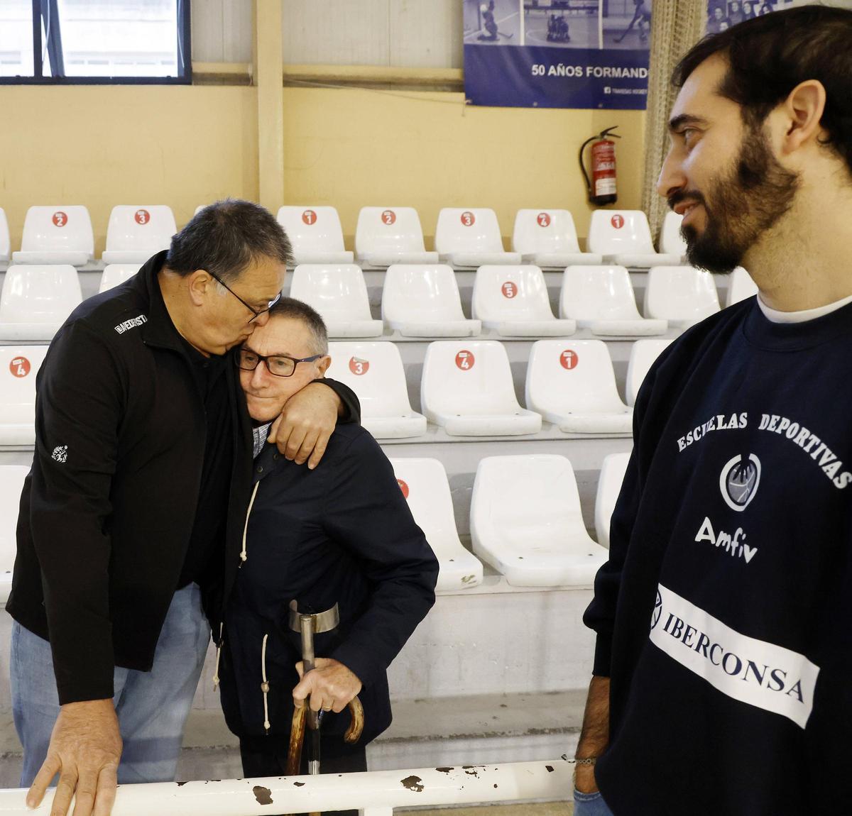 Los fundadores Manolo Veiga y Carlos González, con Pablo Alonso Álvarez, conocido como Karpin, el entrenador.