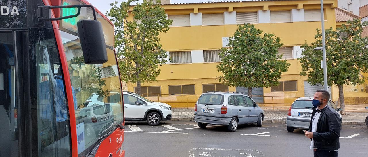 Rafa Mas en la parada cabecera de la línea 06 en Juan XXIII, cuya ruta ha sido modificada por seguridad