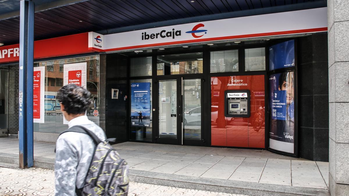 Fachada de la oficina de Ibercaja en Cáceres.