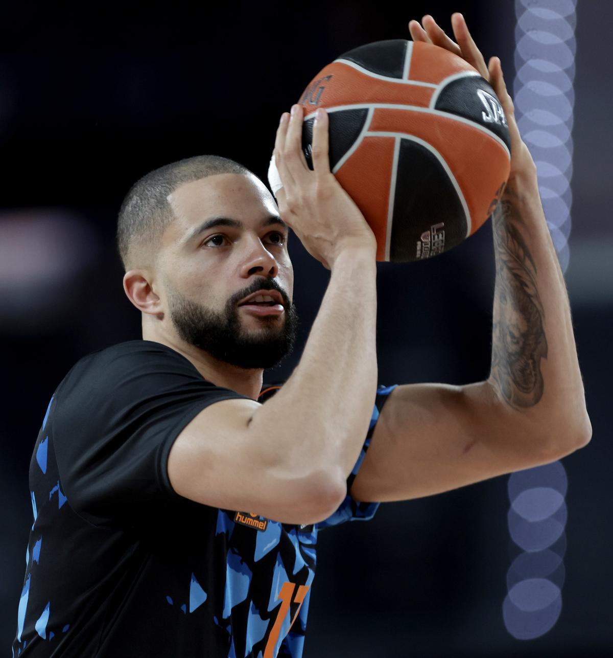 Darius Thompson lanza a canasta durante el calentamiento previo al partido ante el Asvel Villeurbanne.