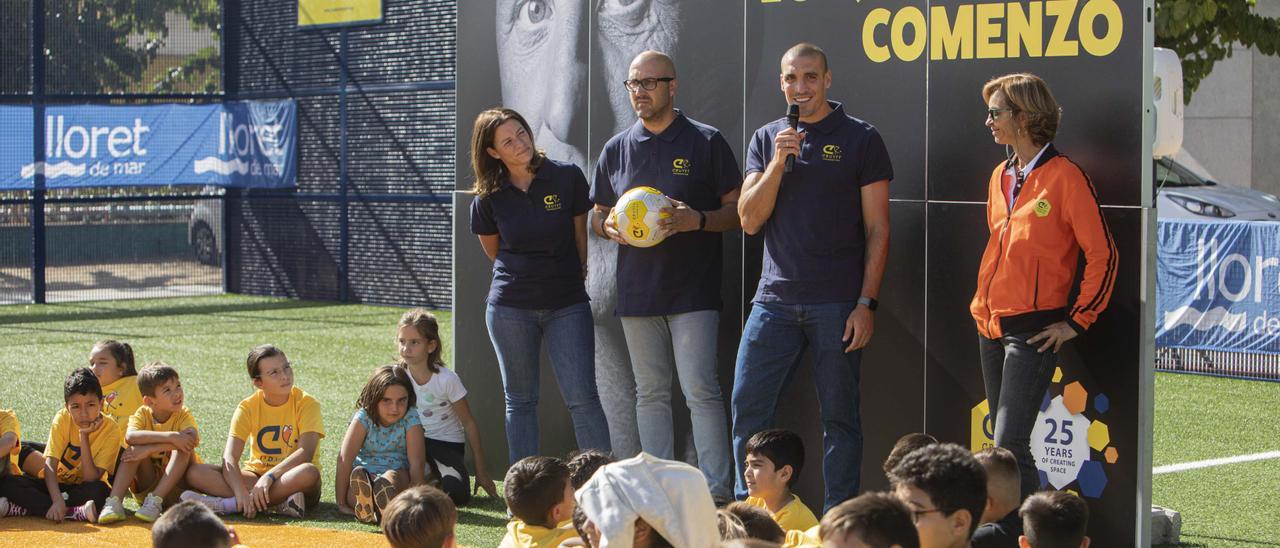 Oriol Romeu fa un parlament en la inauguració del Cruyff Court.