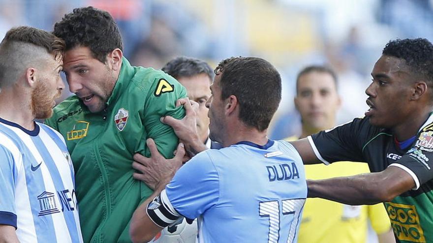 El portero del Elche Toño se encara con Antunes.