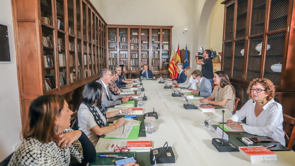 El presidente de la Generalitat, Ximo Puig, preside el pleno del Consell celebrado este viernes en el municipio de Orihuela.