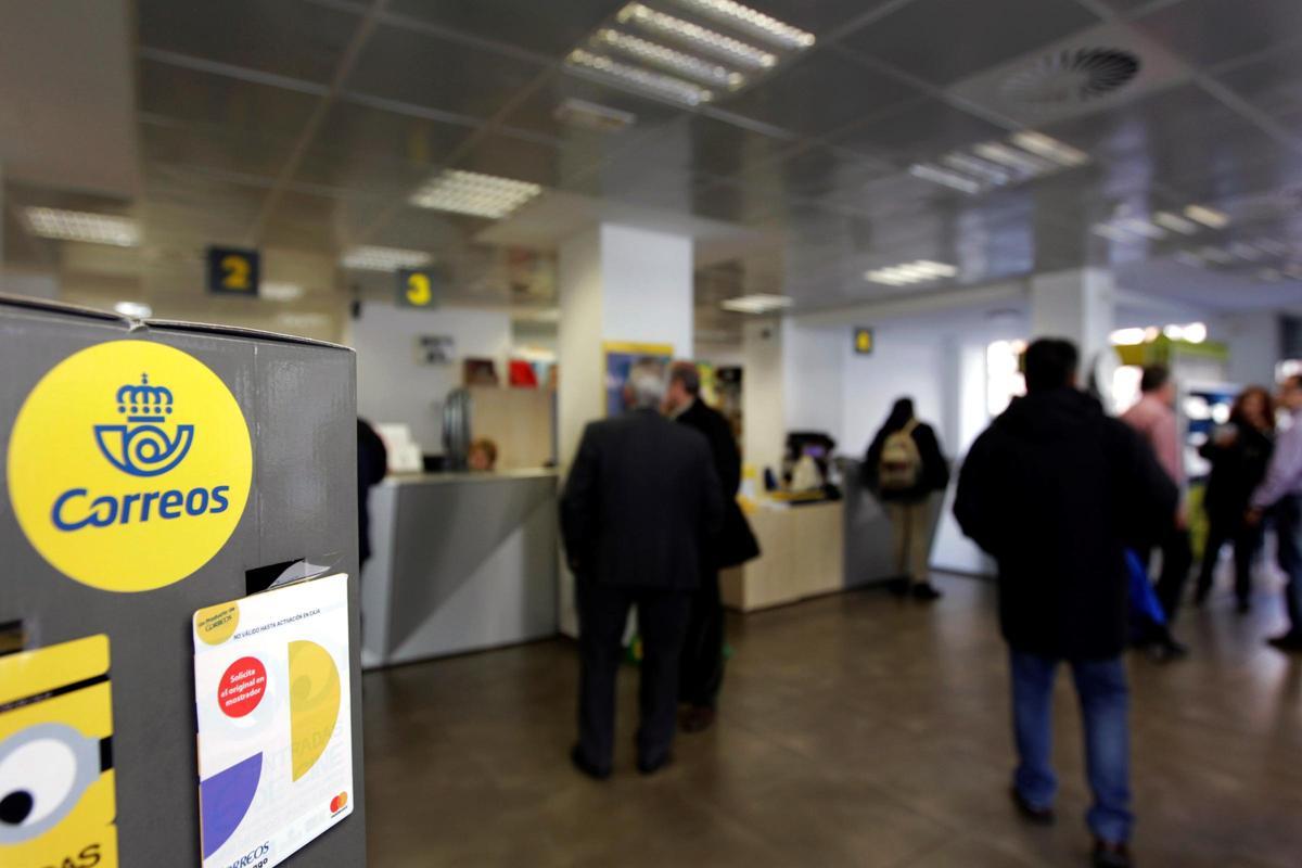 Usuarios en una oficina de Correos.