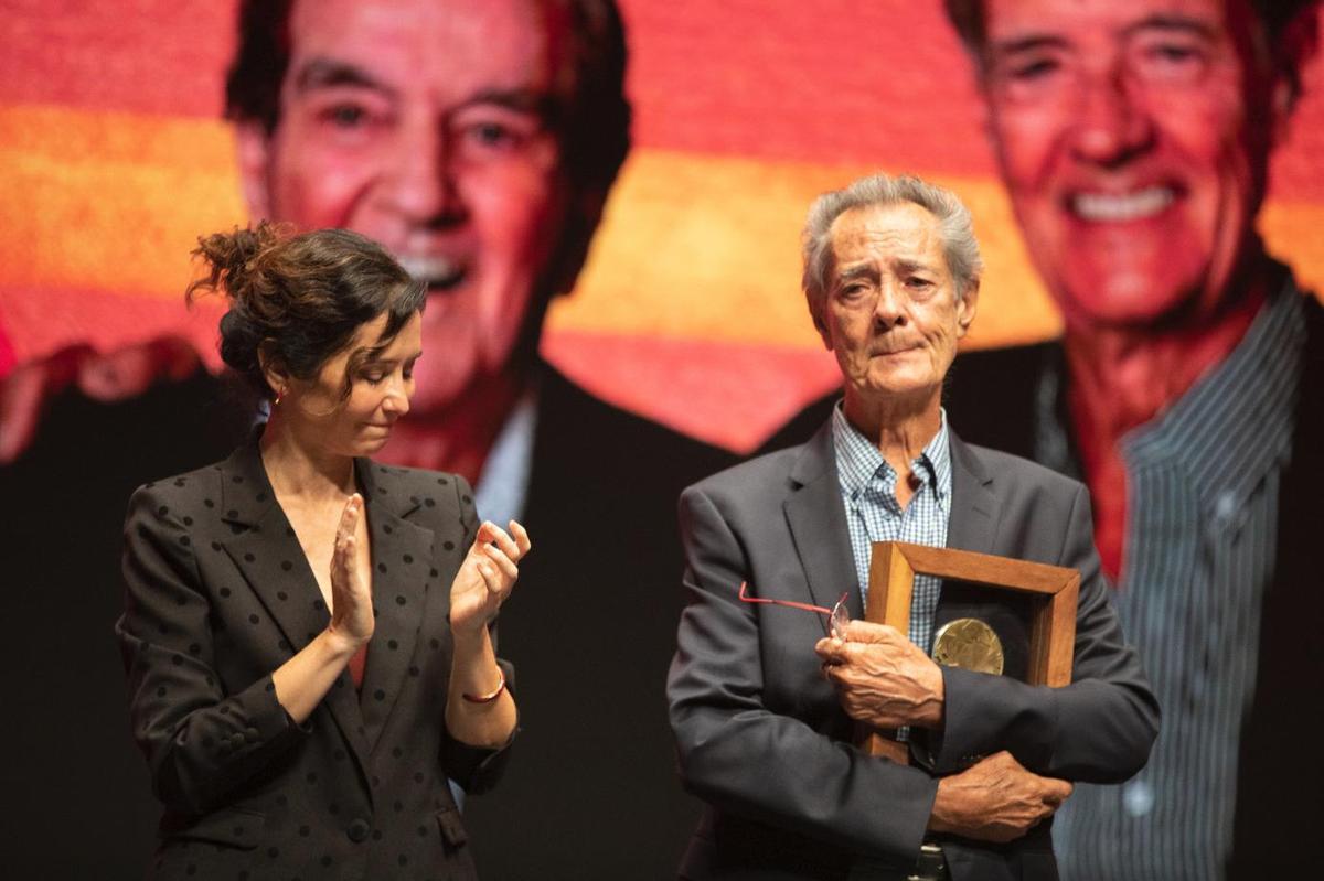 Ramón Arcusa, del Dúo Dinámico, recoge emocionado este lunes el premio de Música Popular de la Comunidad de Madrid de manos de su presidenta Isabel Díaz Ayuso.