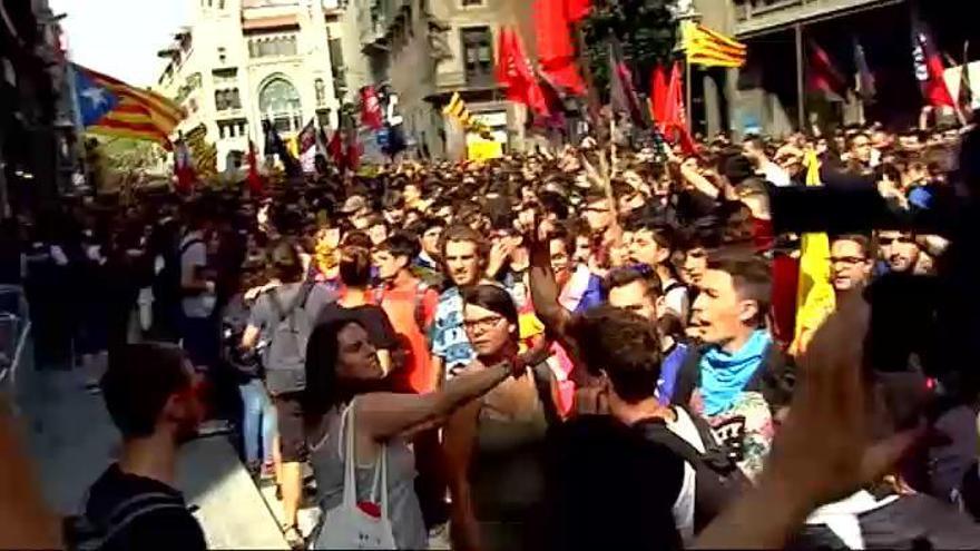 El 1-O deja cortes el AVE, la toma de edificios oficiales para retirar la bandera de España y enfrentamientos con la Policía