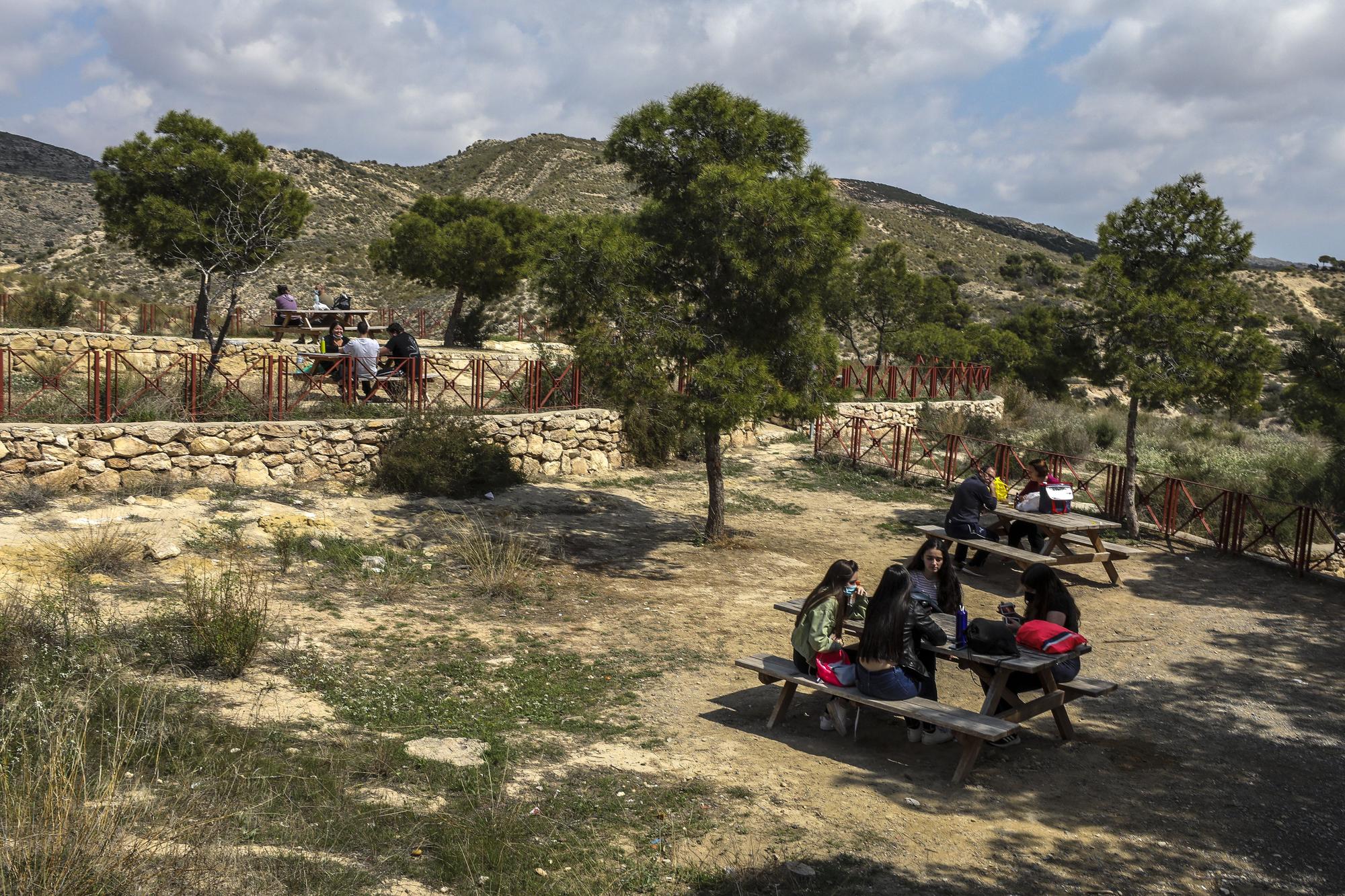 El Pantano de Elche sigue de moda en el Lunes de Mona