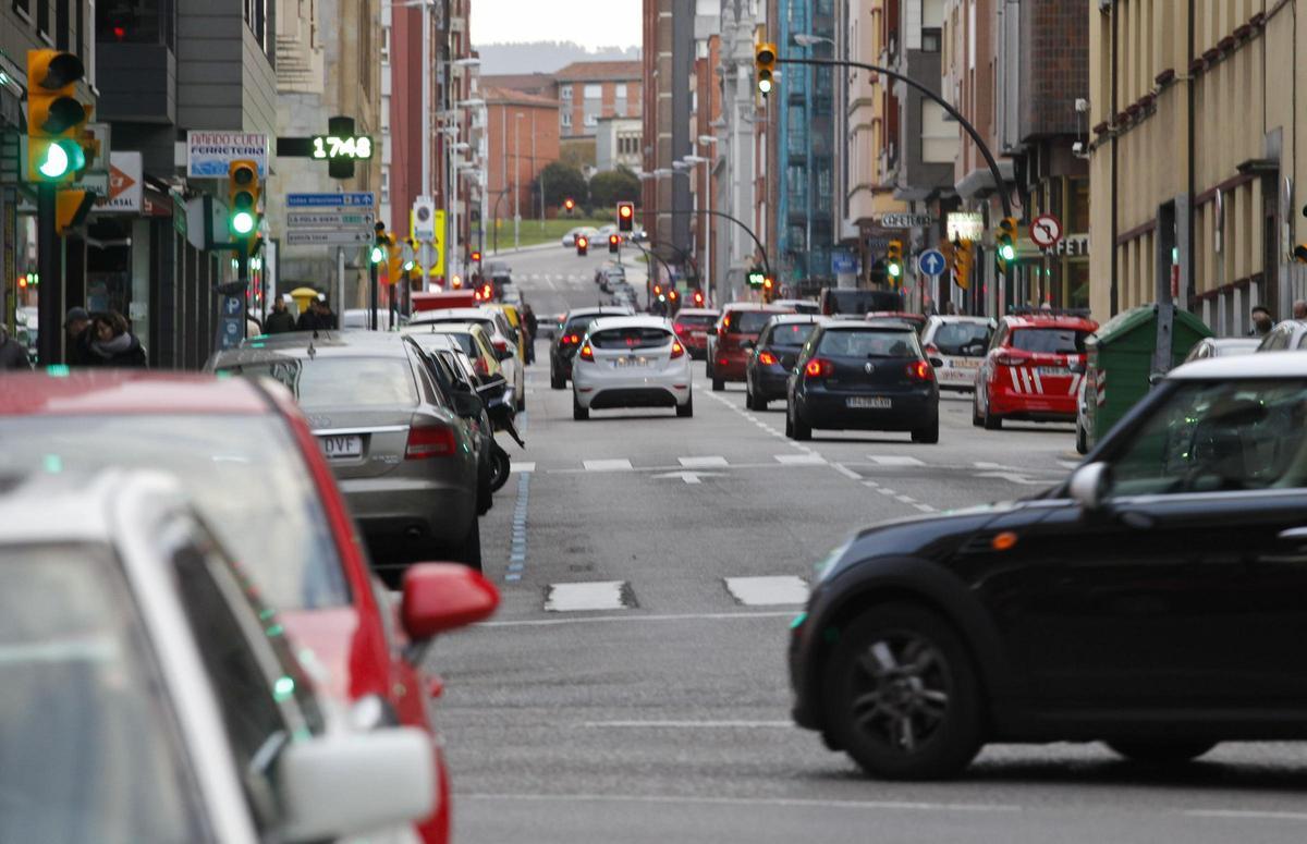 Tráfico en Gijón, en una imagen de archivo.