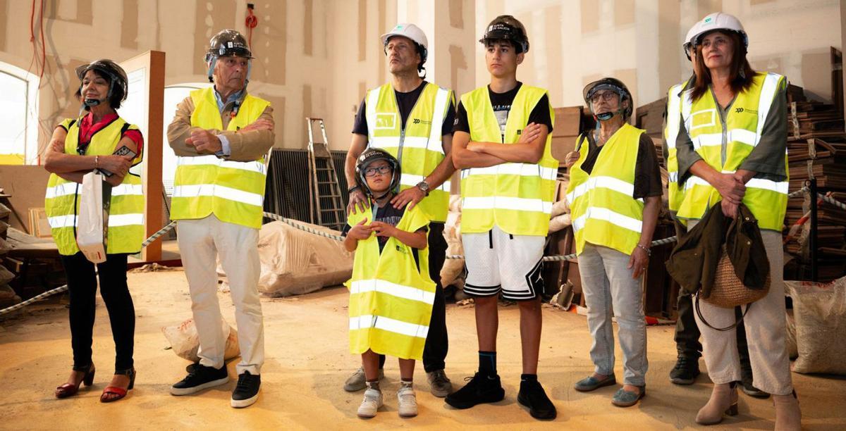 Primeros usuarios durante la explicación de la visita, ayer, en el interior del Teatro Fraga |  P. Mina.
