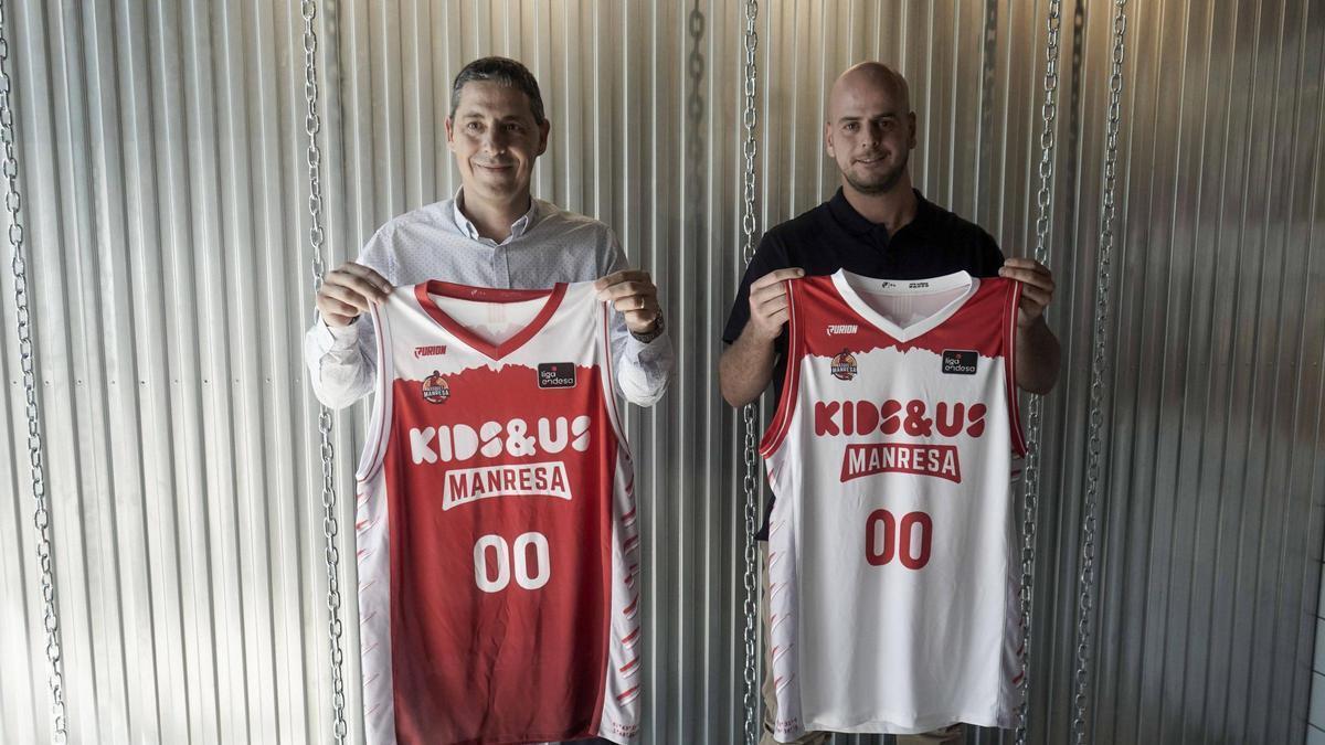 El gerent del Bàsquet Manresa, Carles Sixto, i el de Turion, Eric Planas, amb les camisetes