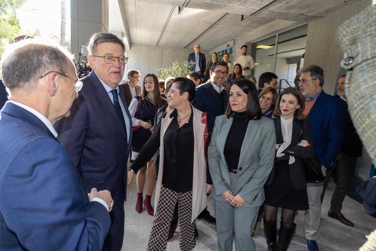 Carolina Gracia con Ximo Puig y otros asistentes al foro