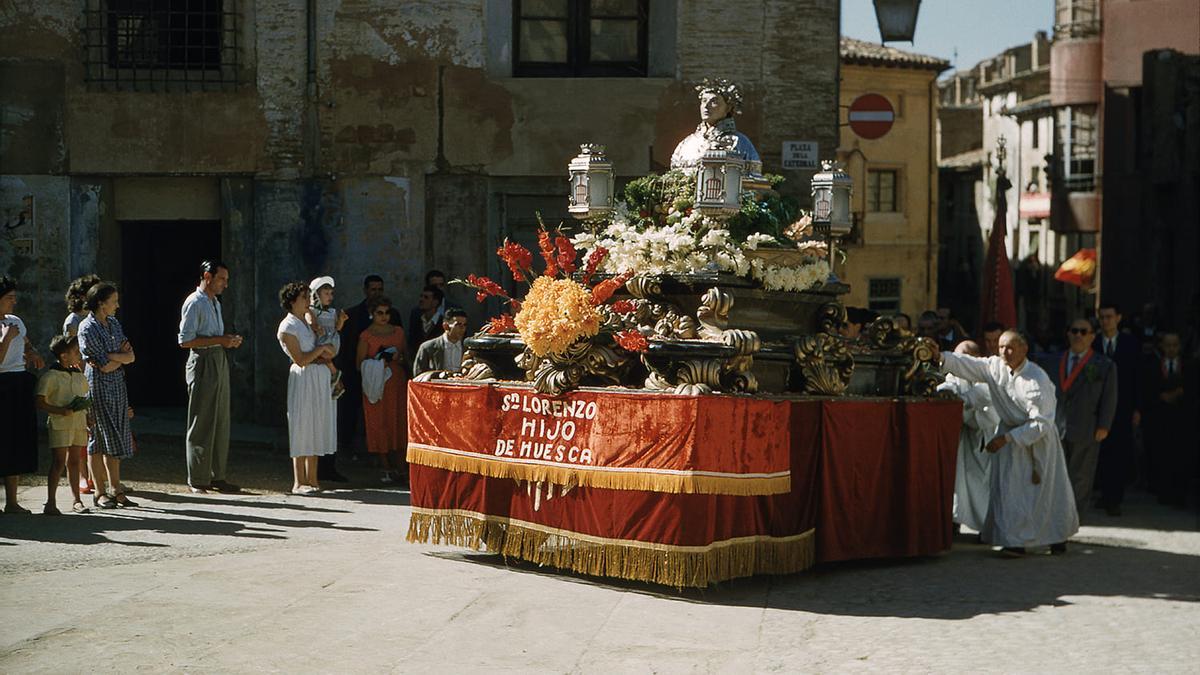 Peana de San Lorenzo llegando a la plaza de la Catedral, en el año 1956.