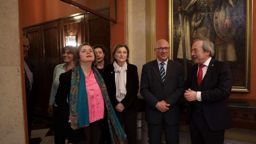 Por la izquierda, la edil socialista Ana Rivas, Ana Taboada, Cristina Pontón, Delia Losa, Ángel Olivares y Wenceslao López, ayer, en el Ayuntamiento, poco antes de la reunión.