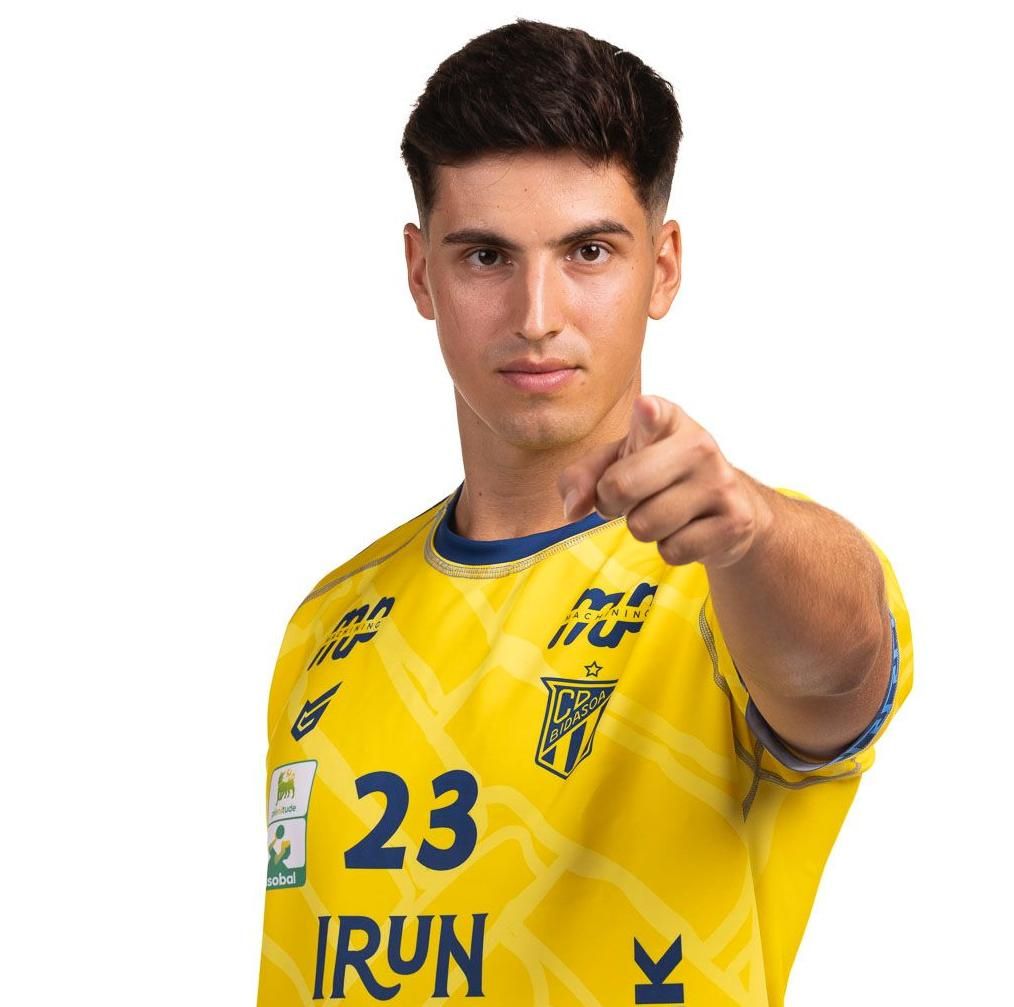 Asier Iríbar, con la camiseta del Bidasoa Irún, que vuelve mañana a O Gatañal.