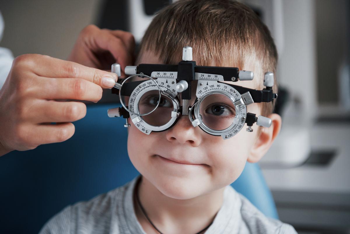 La atención directa realizada por ópticos evitaría las consultas previas en medicina de familia y pediatría