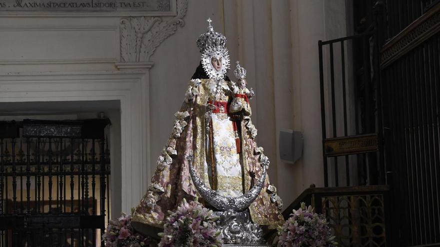 La Fuensanta, de estreno: un manto para el camino y otro para el Santuario