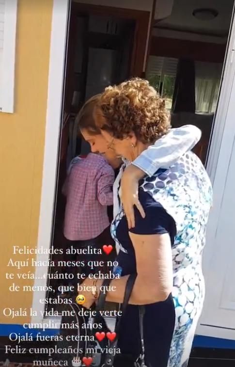 Gema Aldón junto a su abuela