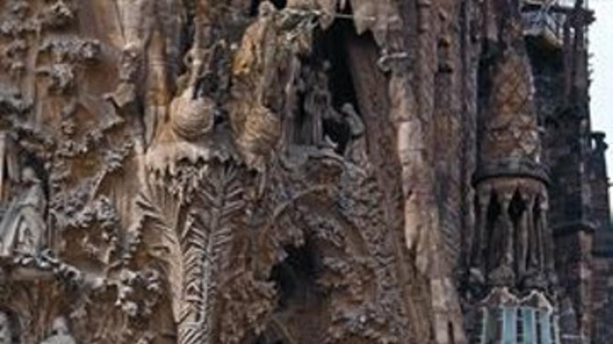 Varios turistas ante la fachada del Naixement de la Sagrada Família, ayer.