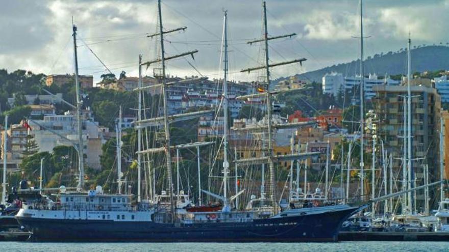 El barco de tres palos pertenece a la asociación Jubile Sailing Trust.
