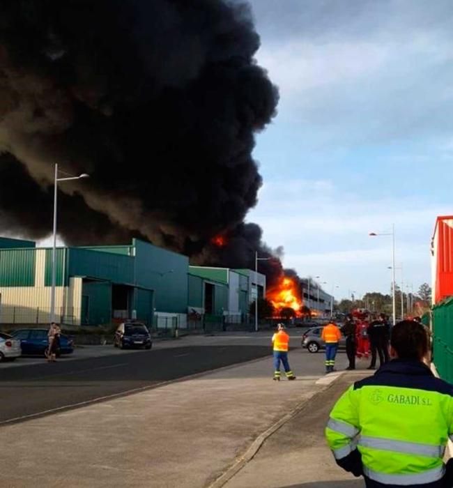 El fuego afectó a la totalidad del edificio y ha provocado una intensa humareda visible desde toda la comarca.