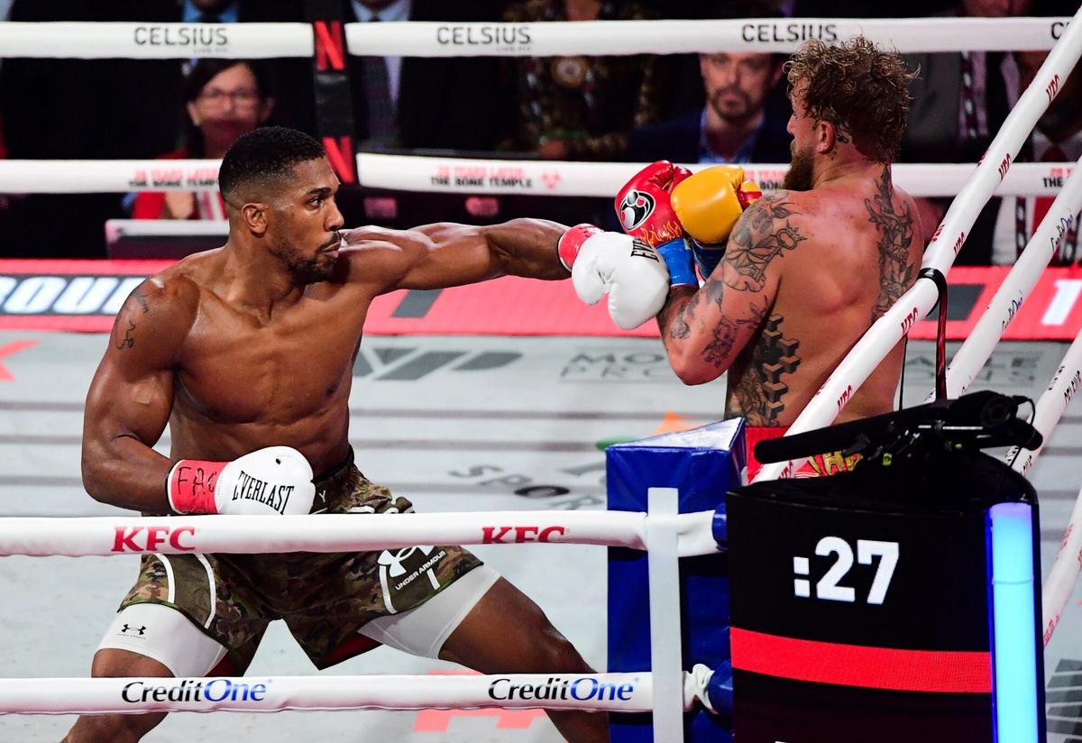 19/12/2025 19 December 2025, US, Miami: England's Anthony Joshua and US Jake Paul in action during their heavyweight fight at the Kaseya Center in Miami. Photo: Jc Ruiz/PA Wire/dpa DEPORTES Jc Ruiz/PA Wire/dpa