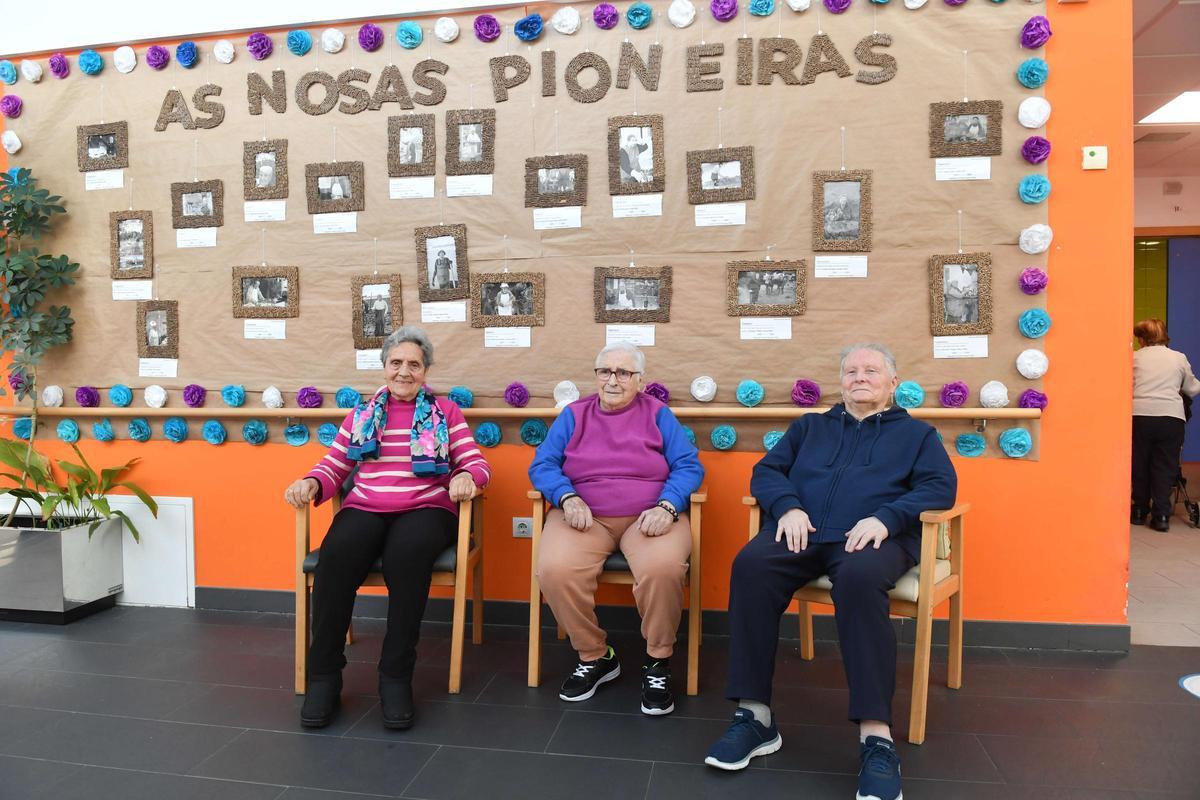 De izquierda a derecha, María Luisa Moreno, Daría Mato y Candelaria Vilaboy, en el centro de día, en O Burgo, ante la exposición que protagonizan junto a otras compañeras.