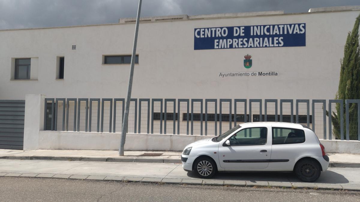 Fachada del Centro Municipal de Iniciativas Empresariales, en el polígono industrial Llanos de Jarata de Montilla.