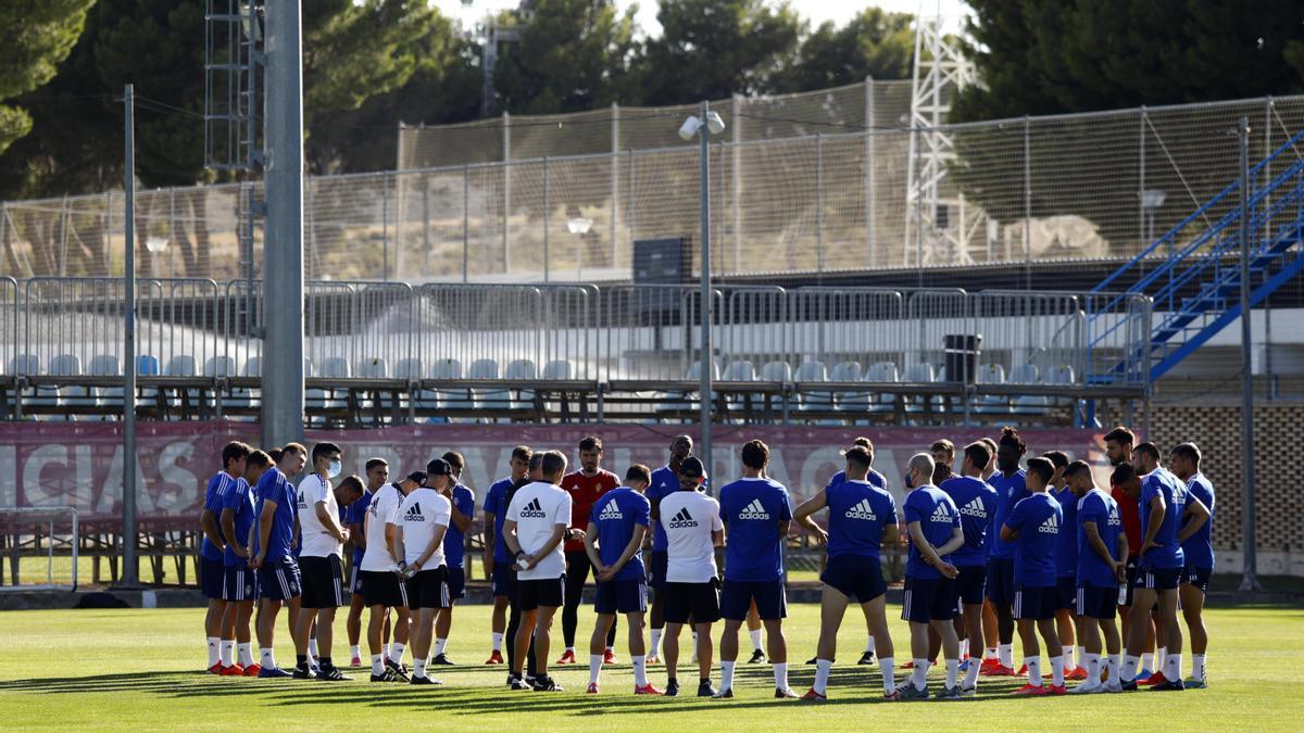 La plantilla del Real Zaragoza escucha una charla de JIM en un entrenamiento en la Ciudad Deportiva.