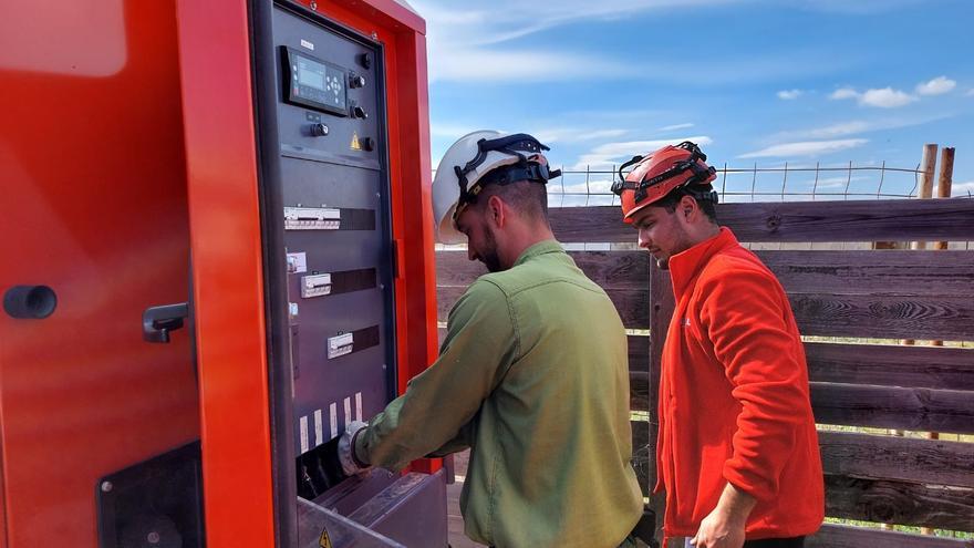 Llegada de grupos electrógenos a Tabarca tras dos días sin luz