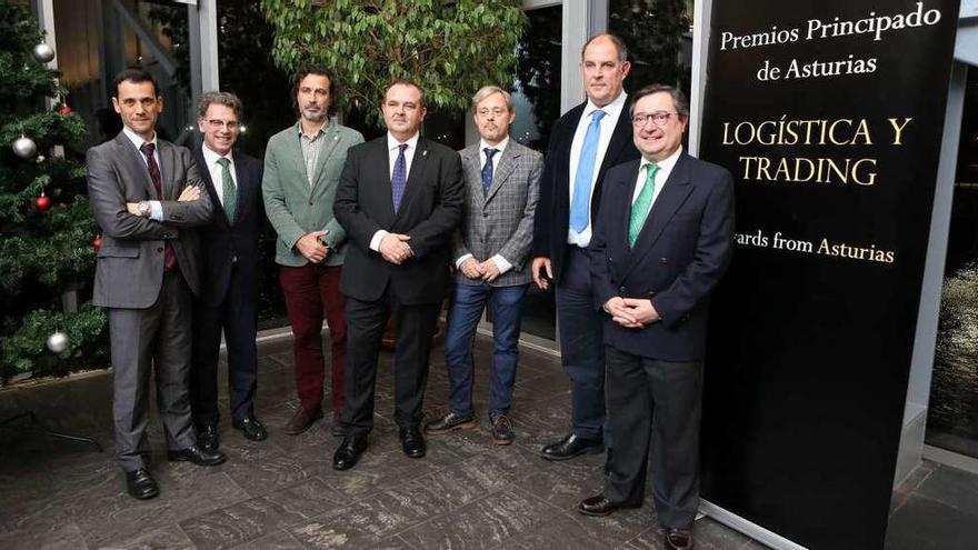 Por la izquierda, Juan Manuel Paíno (director general de Astilleros Armón), Alfredo Fernández (director comercial de Sabadell Herrero), Antonio Virgili (director general de RTPA), Isaac Pola (consejero de Empleo, Industria y Turismo), Víctor Manuel Suárez (presidente de Global Atac), Álvaro Platero (director de Astilleros Gondán) y Laureano Lourido (presidente del Puerto de Gijón), ayer, en los exteriores del salón de actos de El Musel.