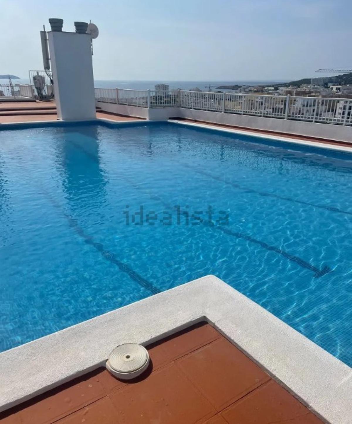 El edificio cuenta con piscina en la azotea.