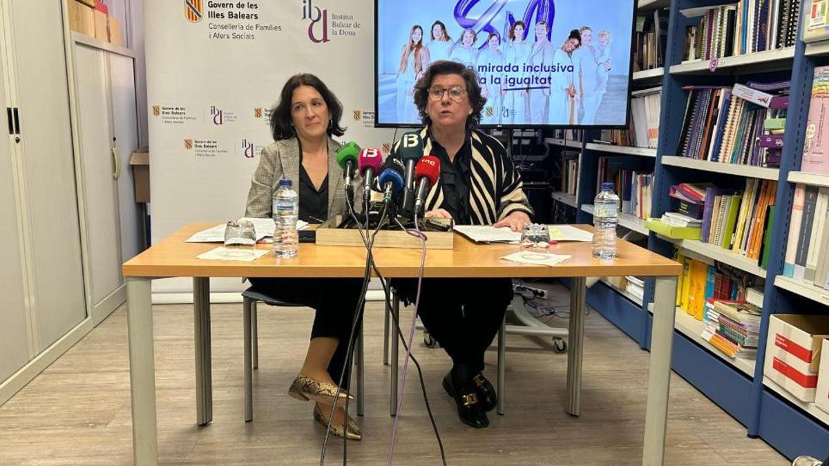 Cati Salom y Catalina Cirer, este miércoles durante la rueda de prensa en la sede del IBDona.