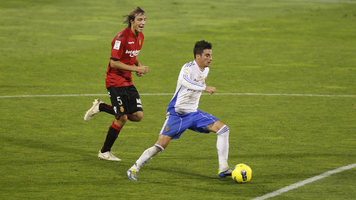 Juankar conduce el balón en un partido de Primera con el Zaragoza ante Osasuna.