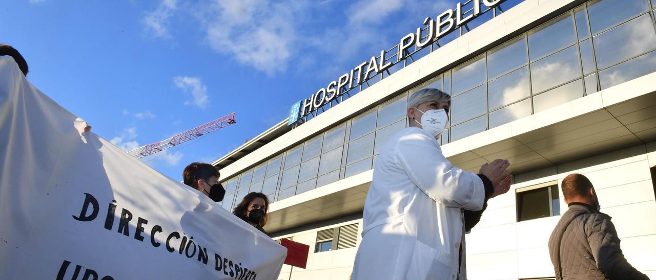 El pasado 30 de diciembre los profesionales de Urgencias del CHUAC, segundo hospital en España con más reclamaciones en este servicio, se manifestaron por los colapsos y la sobrecarga de trabajo.