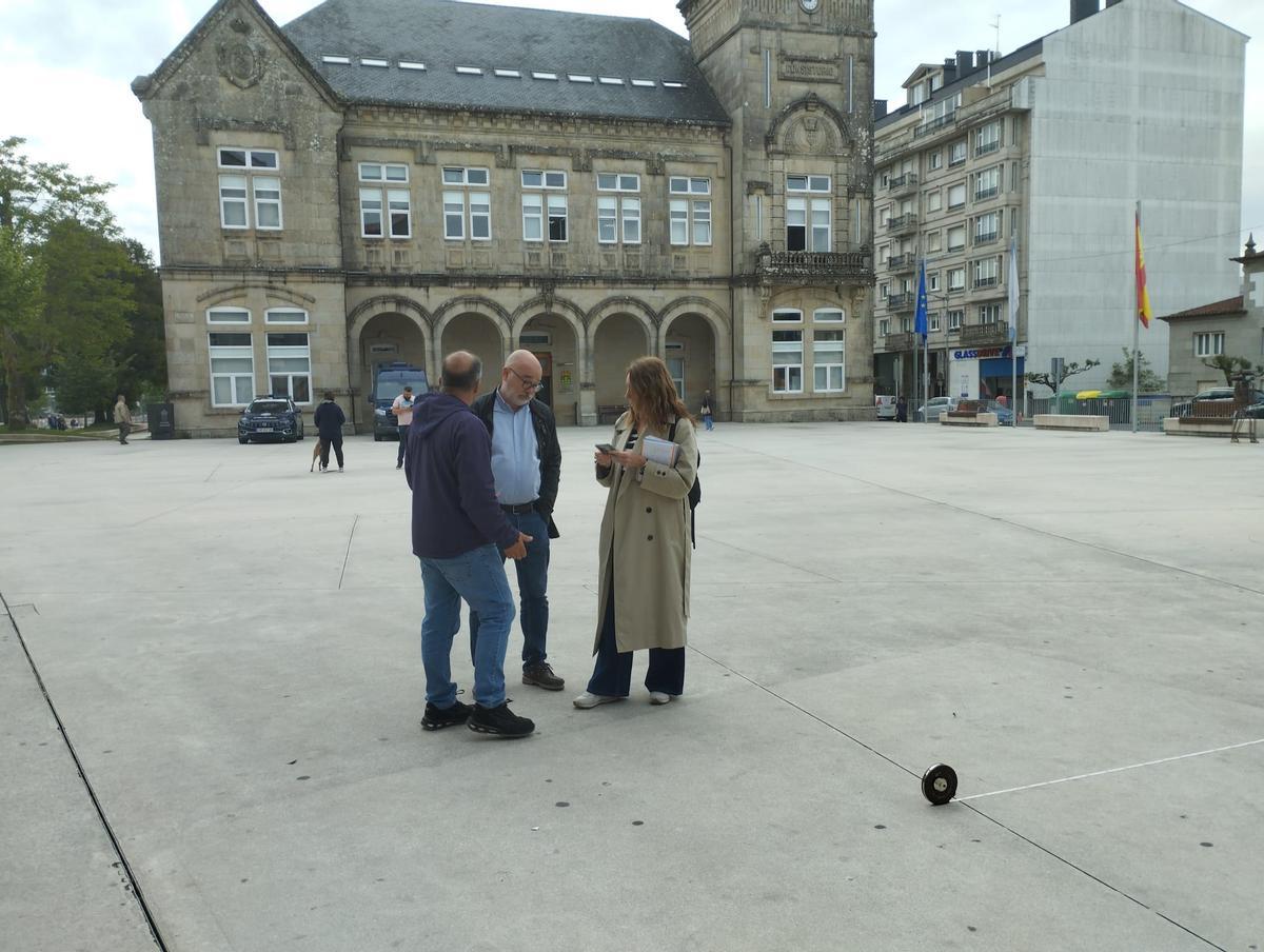 Ócar Durán, durante las mediciones realizadas en la plaza del Concello.