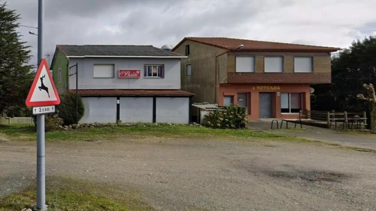 El inmueble de la izquierda es el Club Pasión, situado a la entrada de Mesón do Vento, Ordes.