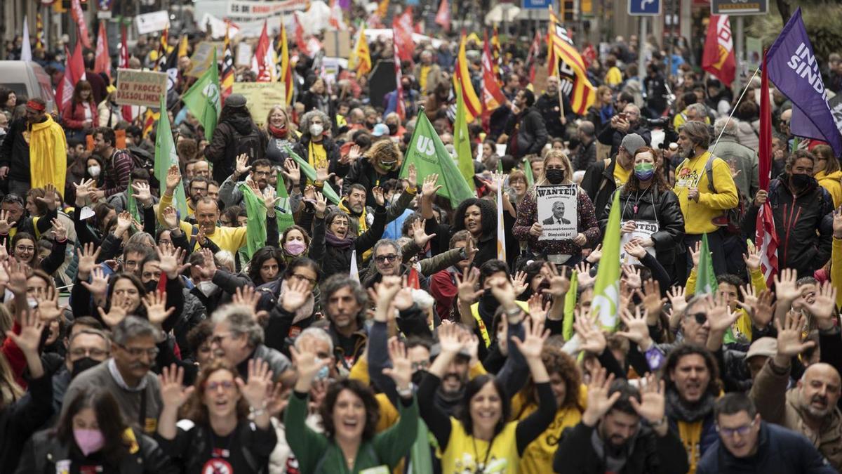 Els professors manifestant-se ahir pel centre de Barcelona. | FERRAN NADEU