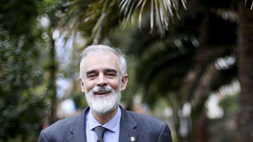 Julio Martínez, ayer, en el jardín de la casa de retiro espiritual de Salinas.