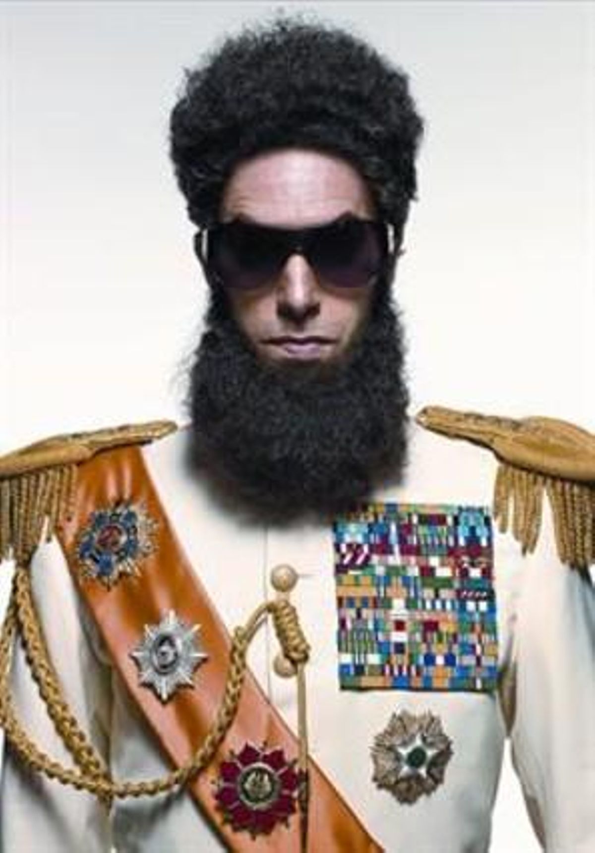 Sacha Baron Cohen, caracteritzat com el dictador Aladeen. Sacha Baron Cohen, caracteritzat com el dictador Aladeen.