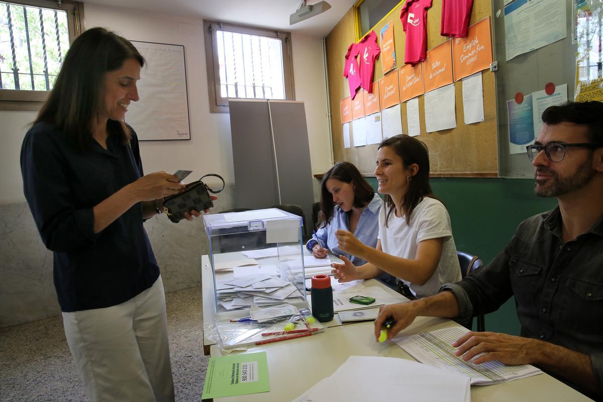 Ambiente durante la jornada de votación en les Escoles Pies de Balmes, en Barcelona