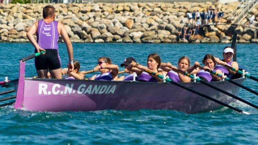 Las juveniles del RCN Gandia en plena regata