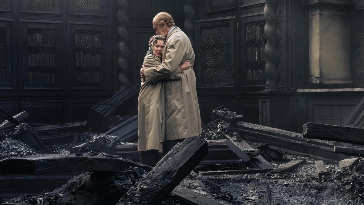 Isabel II y el duque de Edimburgo, tras el incendio del castillo de Windsor en 'The Crown'.