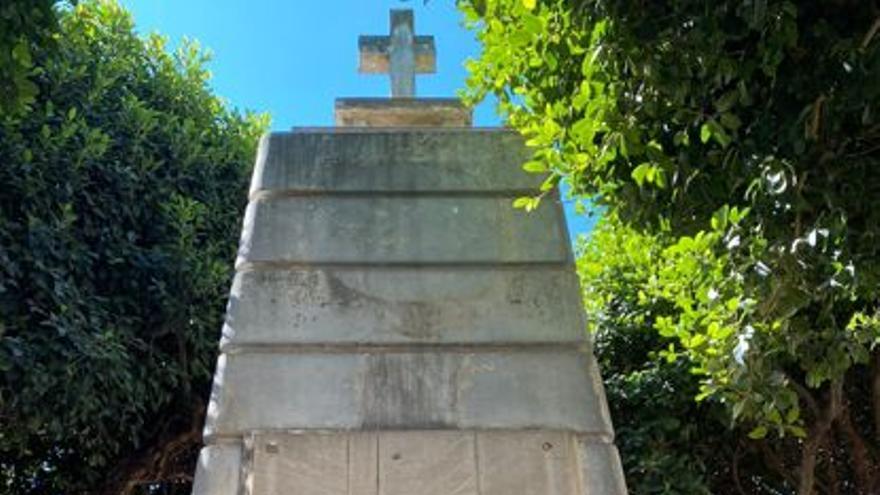 Benifaió derriba el monumento &quot;a los caídos&quot;