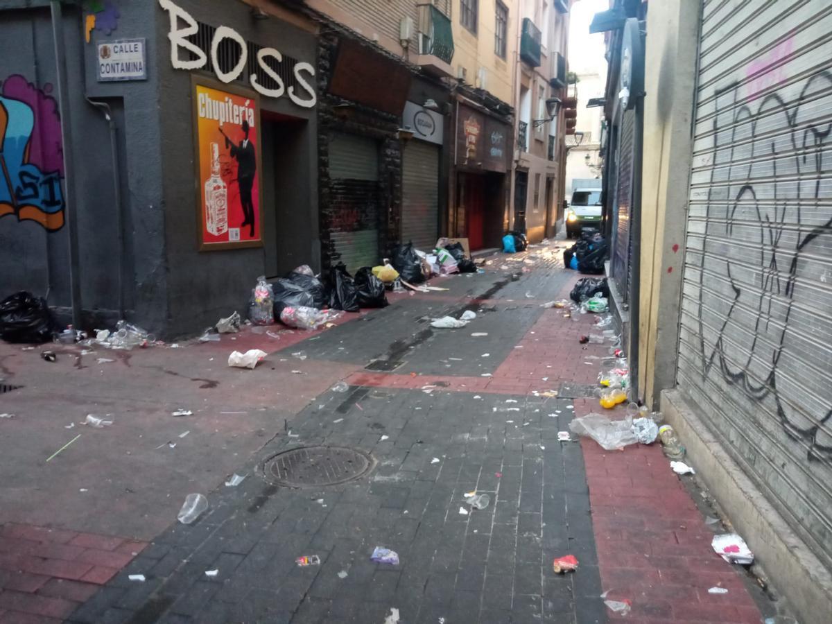Los botellones del domingo de las fiestas del Pilar dejan restos en la plaza de la Justicia y la calle El Temple