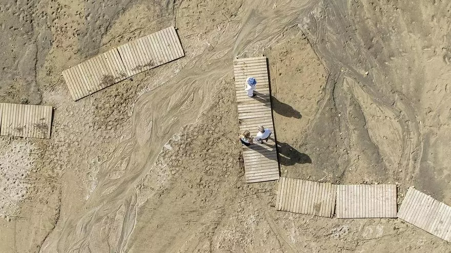 Las playas de Alicante tras la dana Alice: lodo, ramas y arena arrastrada por el temporal