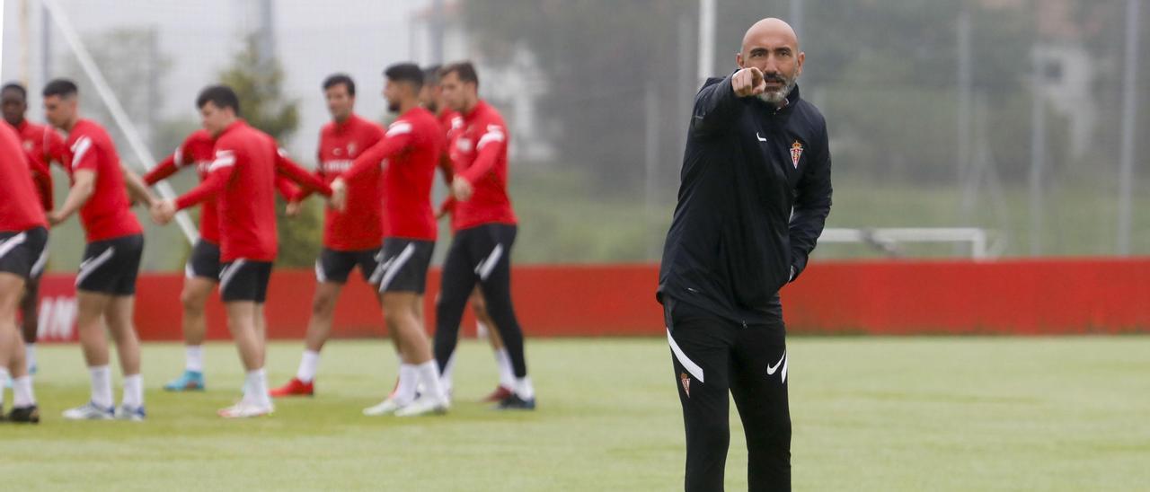 Abelardo, durante el entrenamiento de esta mañana en Mareo.