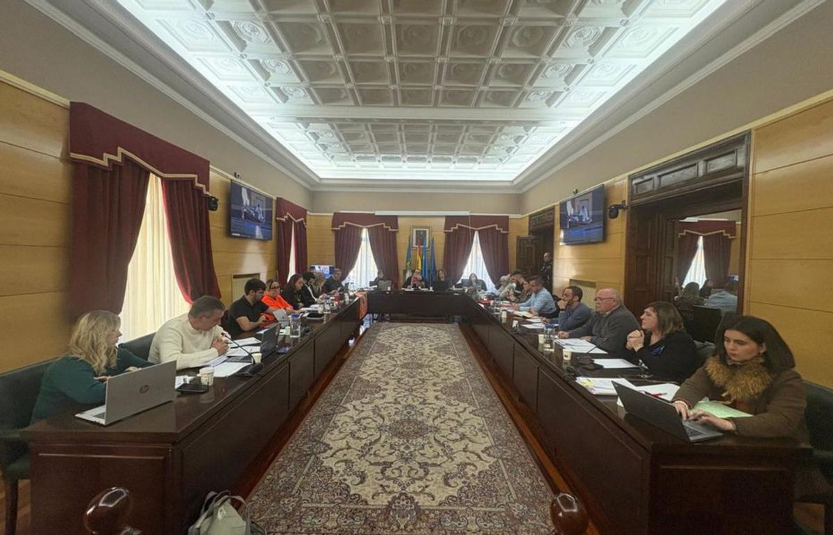 Pleno presupuestario en el Ayuntamiento de Langreo. | D. O.