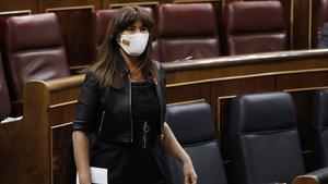 La portavoz de Junts per Catalunya en el Congreso, Laura Borràs, abandona el hemiciclo, el pasado 25 de junio.