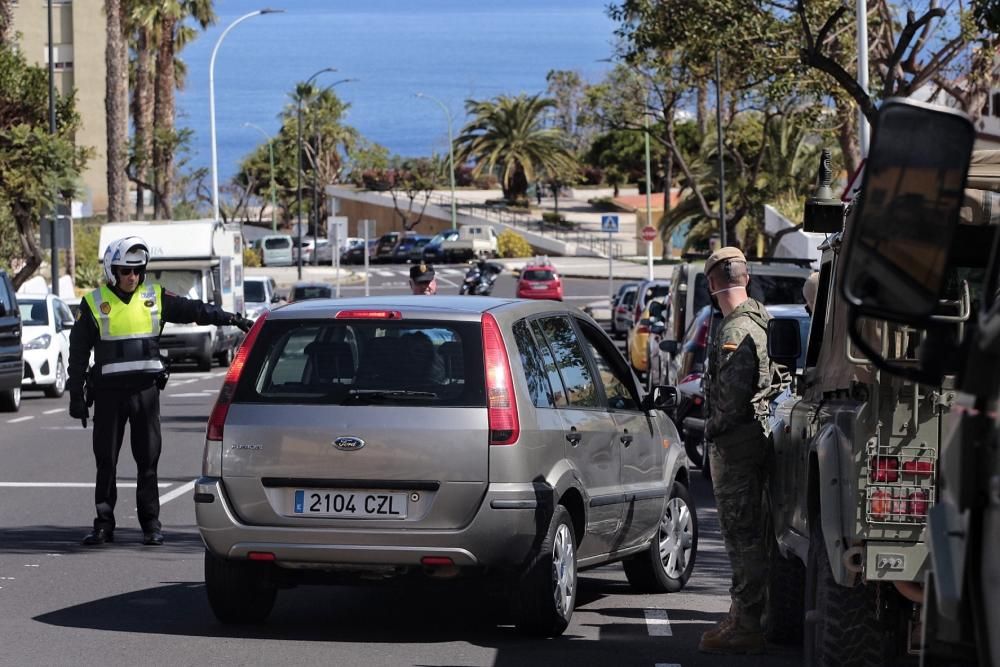 Controles de policía Local y ejército de tierra en el Puerto de la Cruz por la zona de La Vera. Coronavirus . 30/03/20  | 30/03/2020 | Fotógrafo: María Pisaca Gámez